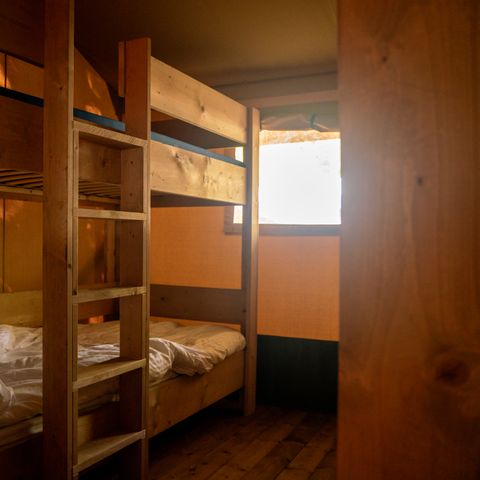 TENTE TOILE ET BOIS 4 personnes - y compris les installations sanitaires