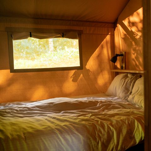 Tente en toile et en bois 4 personnes - y compris les installations sanitaires