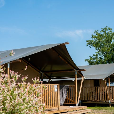 TENTE TOILE ET BOIS 4 personnes - y compris les installations sanitaires