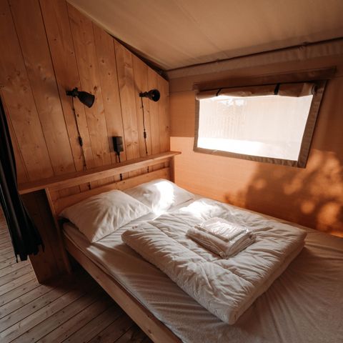 TENTE TOILE ET BOIS 4 personnes - y compris les installations sanitaires