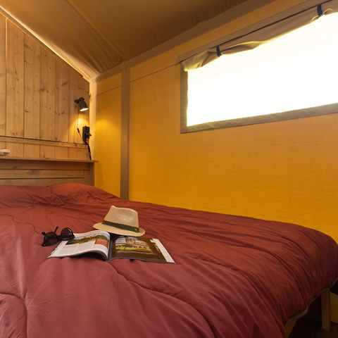 TENTE TOILE ET BOIS 5 personnes - y compris les installations sanitaires