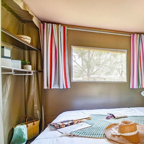 TENTE TOILE ET BOIS 4 personnes - y compris les installations sanitaires