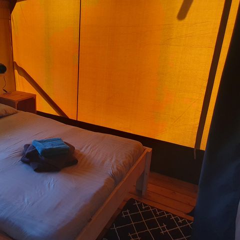 TENTE TOILE ET BOIS 4 personnes - y compris les installations sanitaires