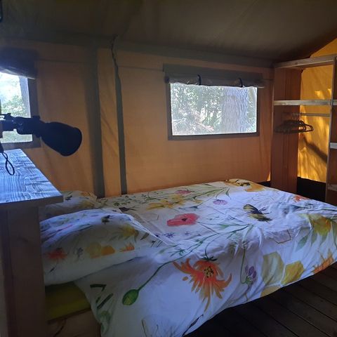 TENTE TOILE ET BOIS 6 personnes - y compris les installations sanitaires