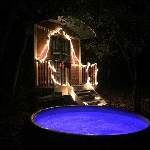 LODGE 2 personnes - Roulotte (Séjour Nuit d'Amour )  climatisée / Spa privatif et ambiance Romantique / 2 pers inclus
