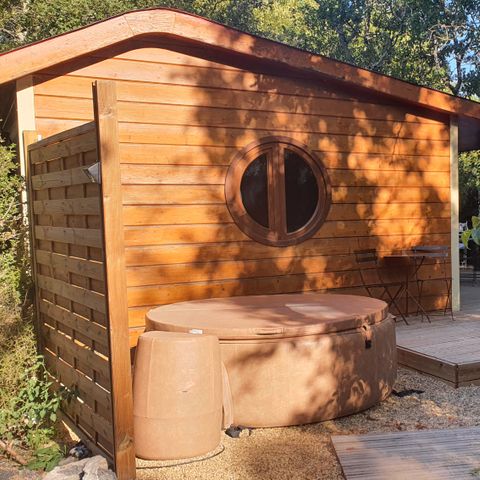 CHALET 6 personnes - Cabane de Sam climatisée ( petite maison de famille, spa privatif sur la terrasse ) / 5 pers inclus