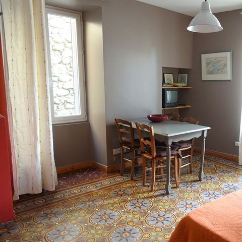 GÎTE 4 personnes - En dehors du Domaine, maison de village Gîte équipé pour 4 pers / accès piscine en option