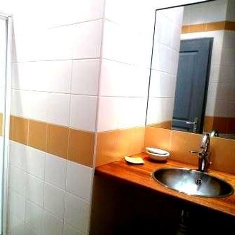 GÎTE 4 personnes - En dehors du Domaine, maison de village Gîte équipé pour 4 pers / accès piscine en option