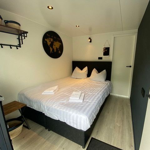 LODGE 6 personnes - Péniche avec jacuzzi XL et terrasse sur le toit