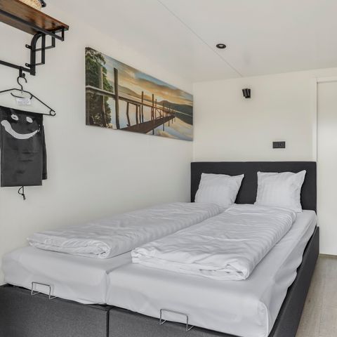 Lodge 6 personnes - Péniche avec jacuzzi XL et terrasse sur le toit