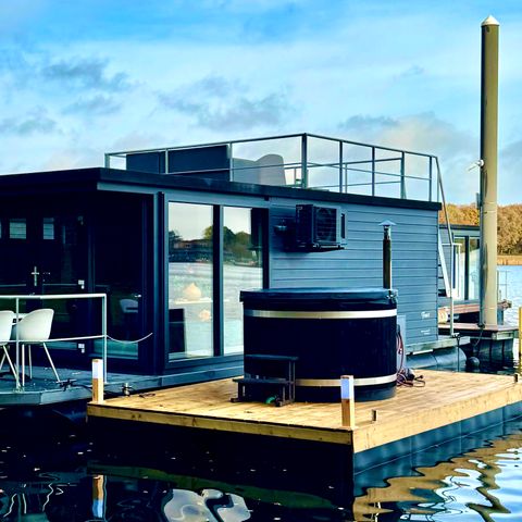 LODGE 6 personnes - Péniche avec jacuzzi XL et terrasse sur le toit