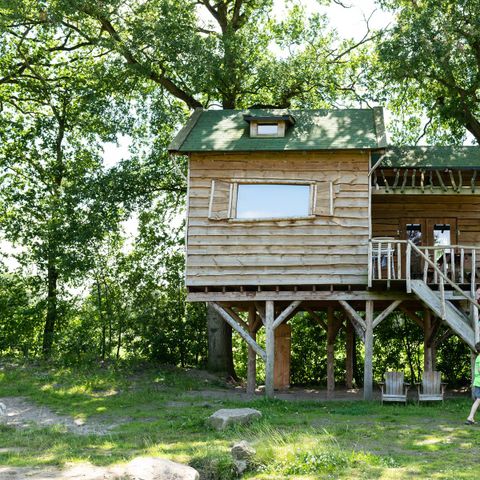HÉBERGEMENT INSOLITE 6 personnes - Maison dans les arbres