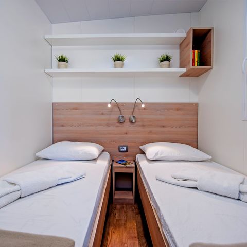 Mobilhome 6 personnes - Comfort XL | 3 Ch. | 6 Pers. | Terrasse surélevée | 2 SDB | Clim. | TV